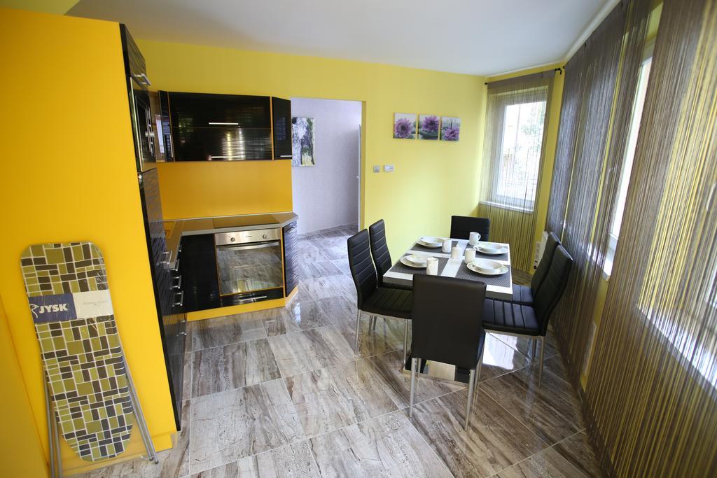 Centrum Lux Apartman Капошвар Екстер'єр фото