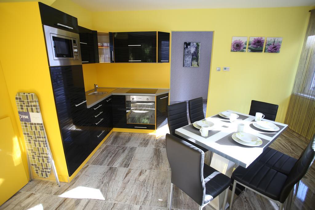 Centrum Lux Apartman Капошвар Екстер'єр фото